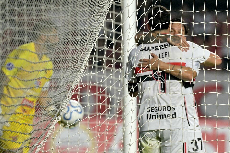 São Paulo encara a Bombonera em duelo de campeões da Sul-Americana
