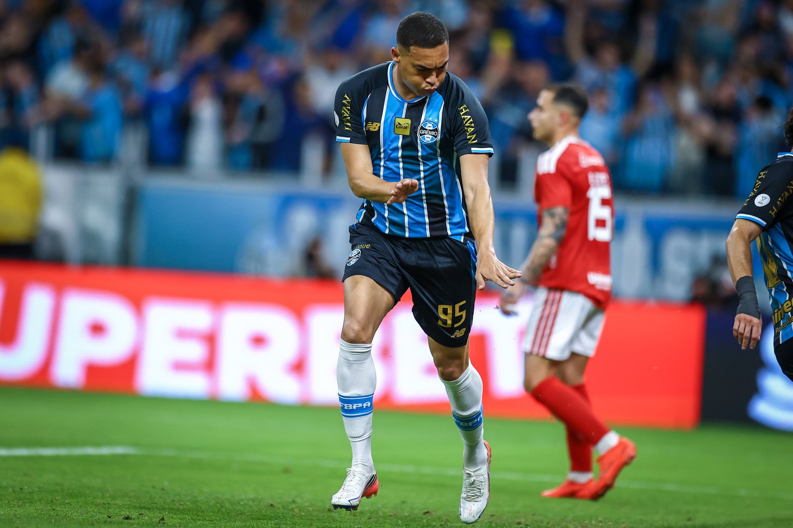 Grêmio vence o Internacional por 3 a 1 e avança na Copa do Brasil