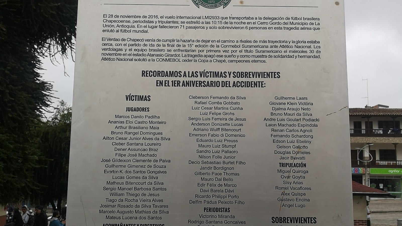 Chapecoense retorna a Medellín e recebe homenagens dez anos após tragédia