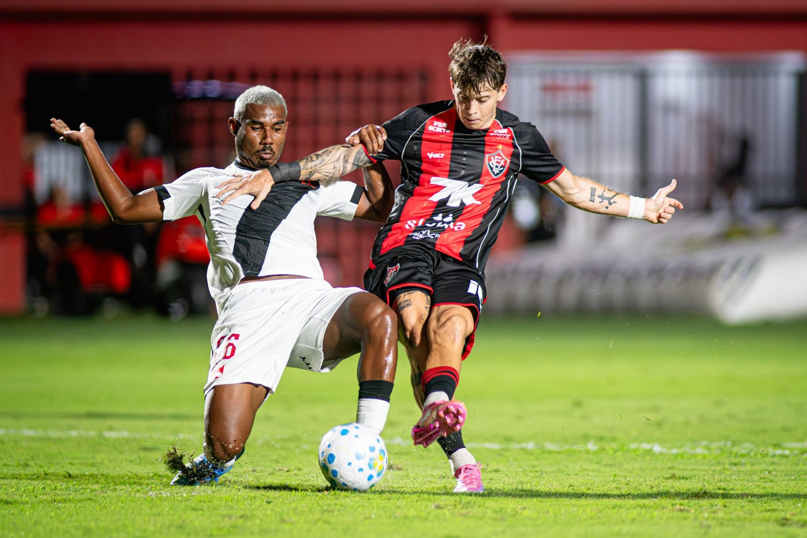 Vasco vence o Vitória por 2 a 0 e vai à terceira semifinal seguida