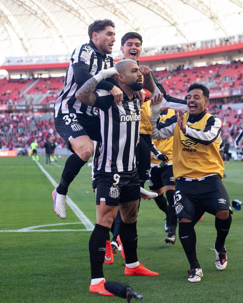 Santos abre 3 a 0, segura reação do Inter e vence no Beira-Rio