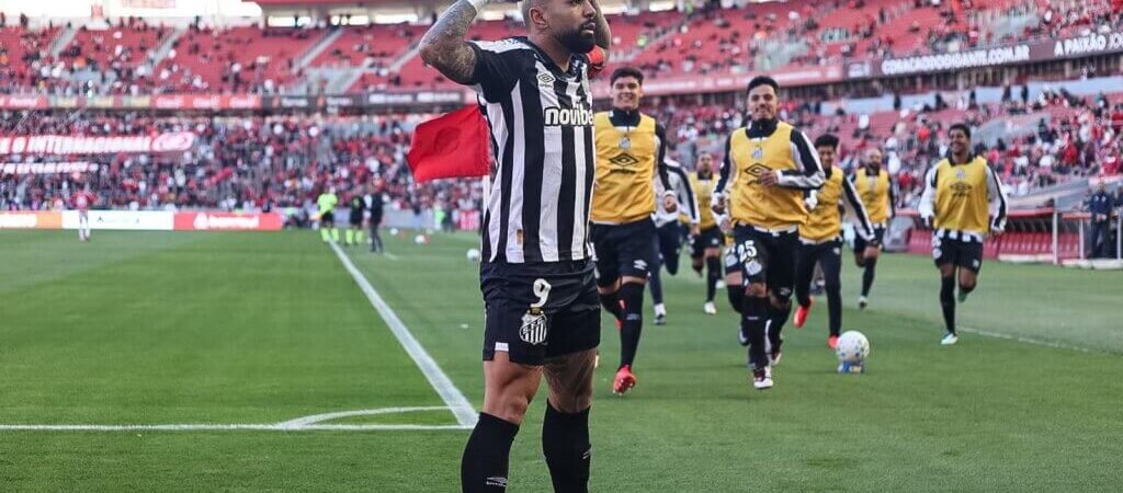Gabigol marca duas vezes, Santos vence o Inter e respira no Brasileirão