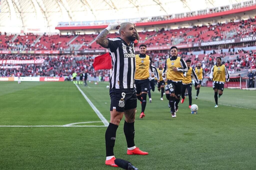 Gabigol marca duas vezes, Santos vence o Inter e respira no Brasileirão