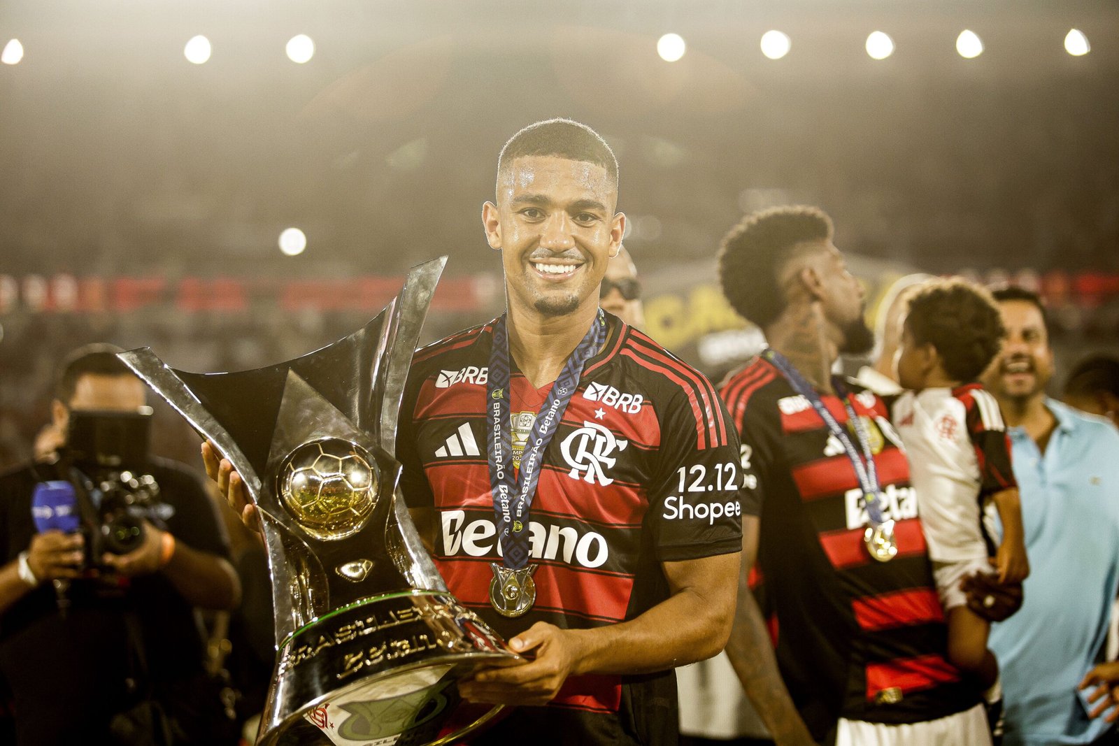Samuel Lino chega a 16 assistências em 2026 e lidera garçons do Flamengo