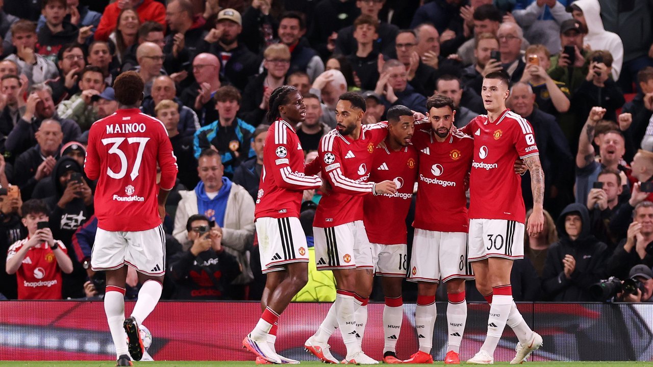 Manchester United volta à Champions com goleada por 4 a 0 em Old Trafford